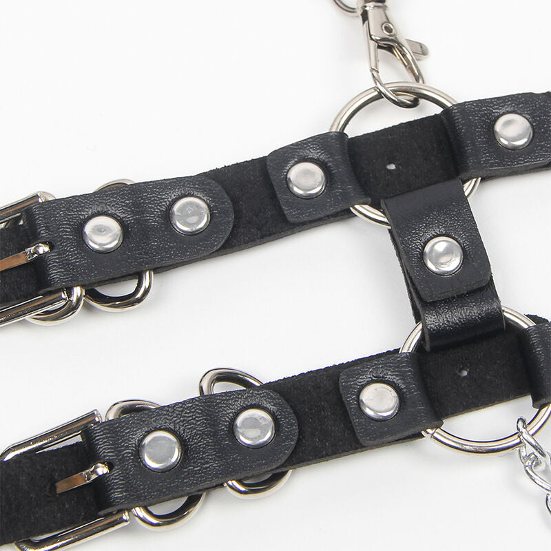 Arnés con Correas y Detalles de Cadena